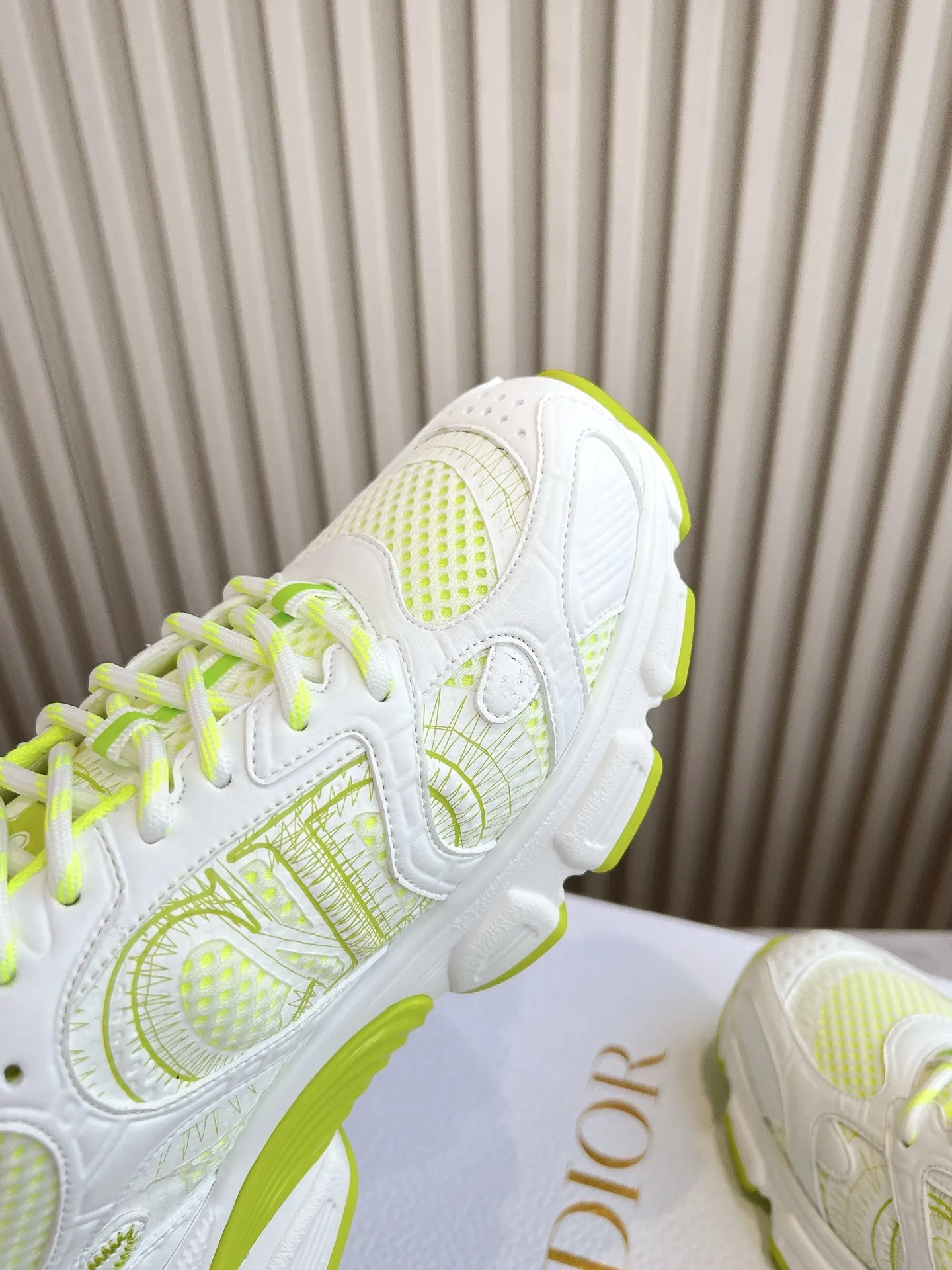 👟👟Ex-factory price 640👟👟 (Top version) Dior Chrono series sports shoes Purchased and developed in Taikoo Hui for RMB 18,200. This Dior chrono sports shoe continues the timeless silhouette and is carefully made of mesh, so it will be particularly comfortable on the feet. It is decorated with CD special craftsmanship logo to enhance the style. The lightweight style is matched with the "Christian Dior" logo thin sole, suitable for all seasons, and can be matched with all kinds of casual looks to add a finishing touch. Classic and super durable. Upper: cowhide stitching. Original molded outsole. Size: 35-41. Full set of counter synchronized gift box 💝 packaging